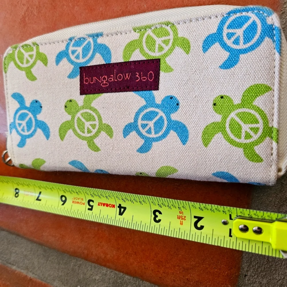 Bungalow 360 large wallet sea turtle - Picture 1 of 4
